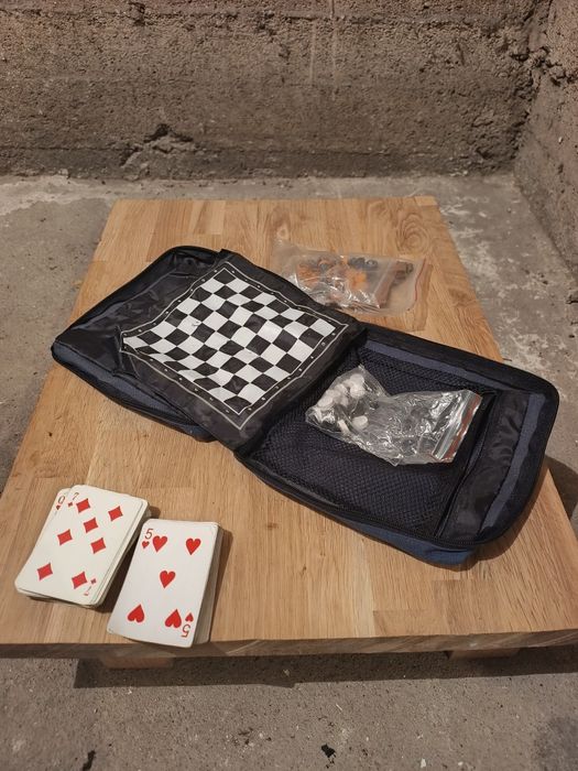 Zestaw gier podróżnych w pokrowcu oraz dwie takie kart do gry