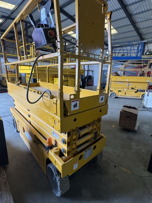 Plataformas elevatórias Tesoura Elétricas 10mt usadas Narrow-estreita