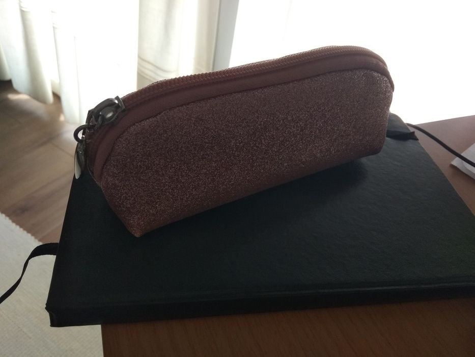 Estojo com brilhantes rosa para canetas ou óculos