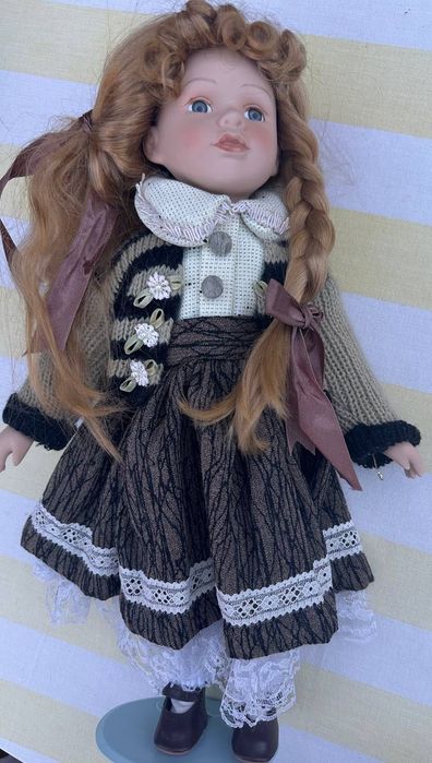 Кукла порцелянова з косичками