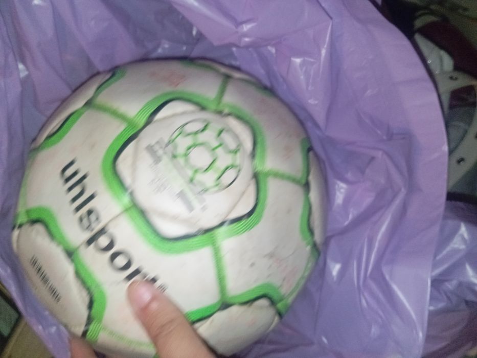 Bola assinada nao sei assinatura nem sei se e de futebol nem sei quem os jogadores