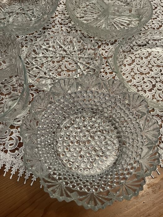 Zestaw szklanych misek i sosjerka „ kryształ „