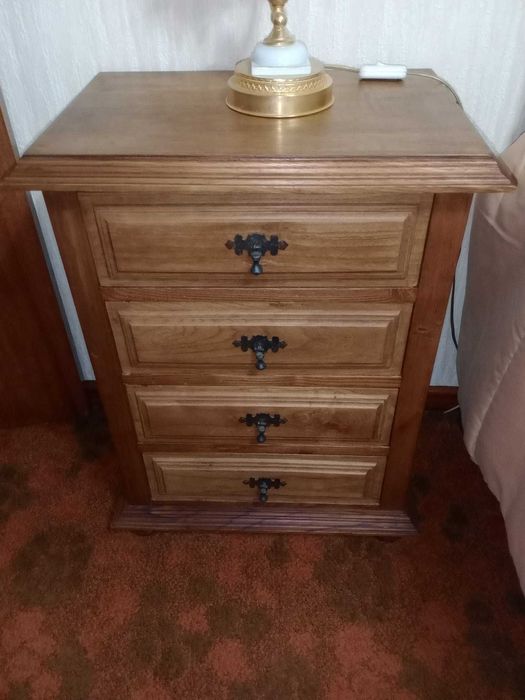 Quarto Completo: Cama Solteiro, Mesa Cabeceira, Cadeira e Escrivaninha