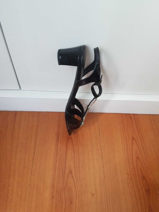 Sandalias pretas verniz pele com cristais