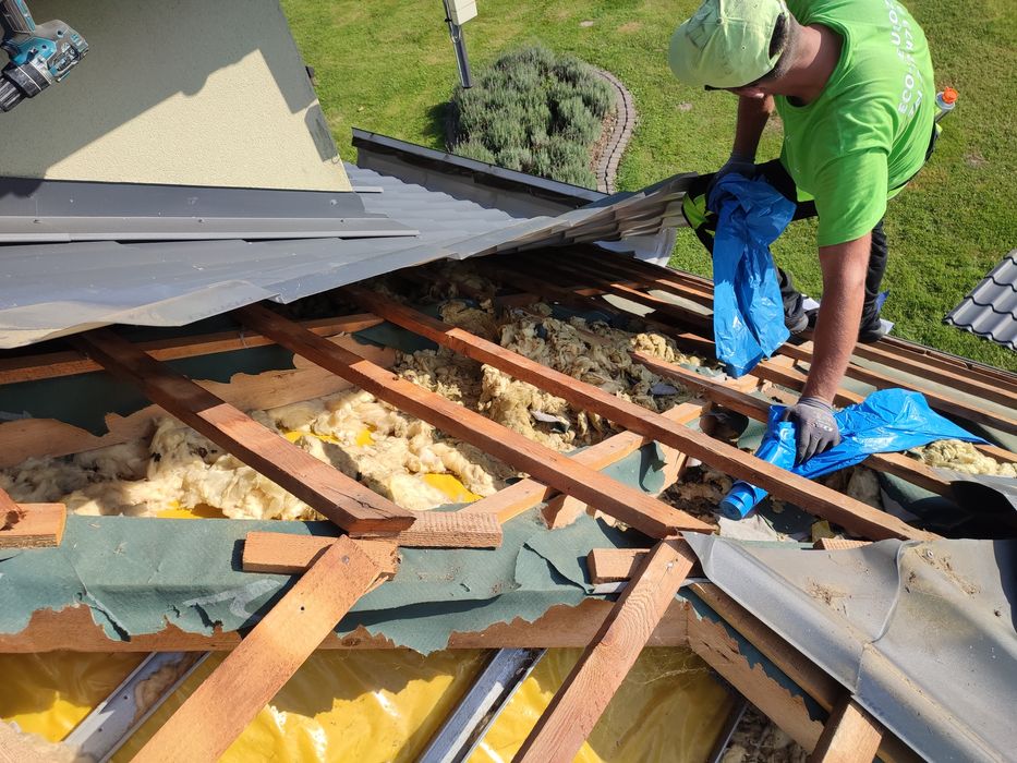 Ocieplenie celulozą i naprawa dachu po kunach