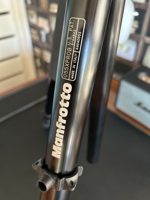 Tripé Manfrotto, modelo 055XPROB, com cabeça
