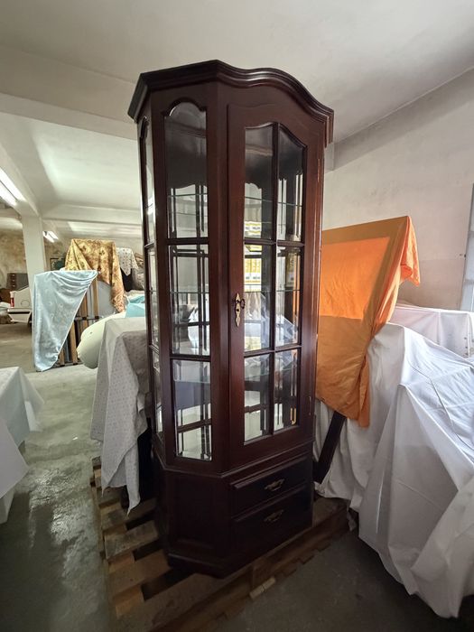 Vitrine em madeira