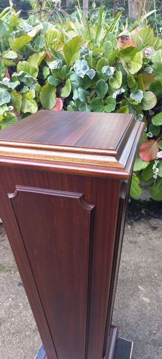 Coluna em madeira de mogno