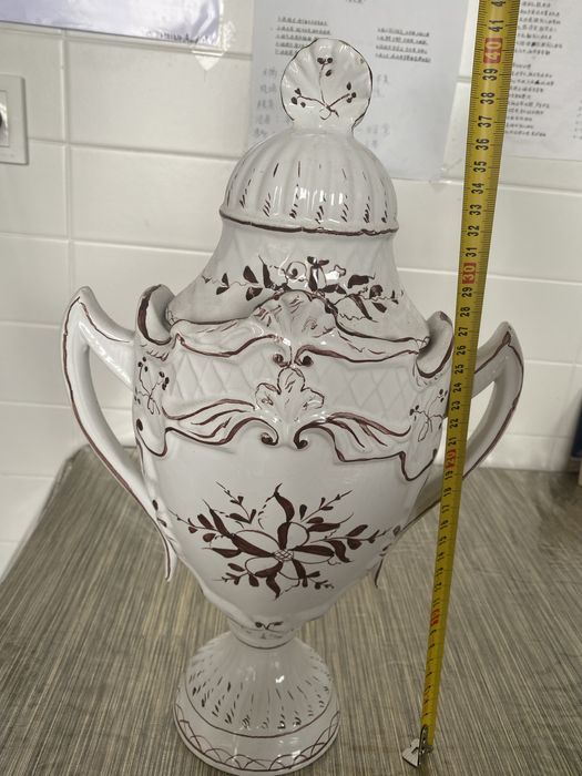 Jarro de porcelana pintado em mao