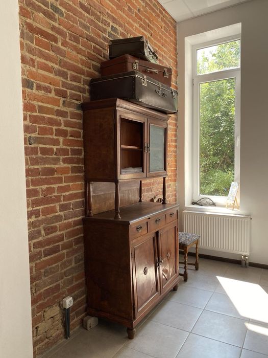 Готель « Ровер» власна парковка , ближній центр, сніданки.