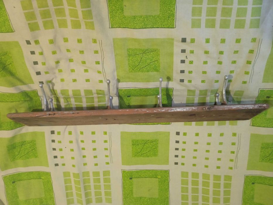 Вішак для одягу на стіну