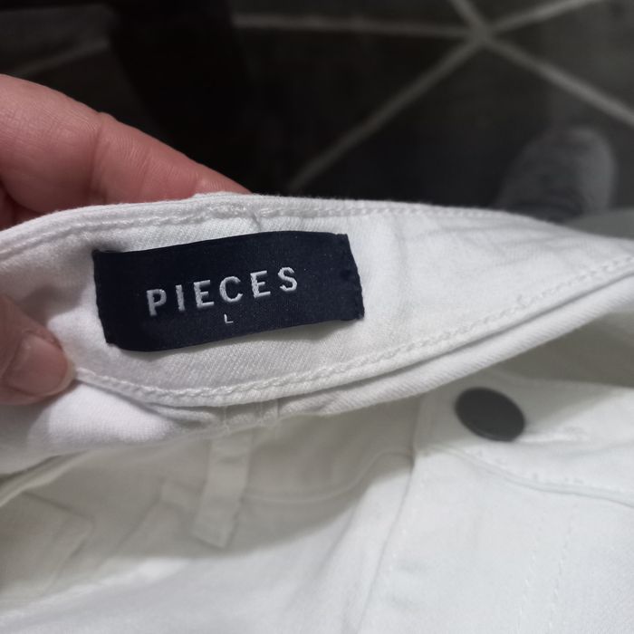 Białe jeansy,  firmy Pieces, rozmiar L, poliester