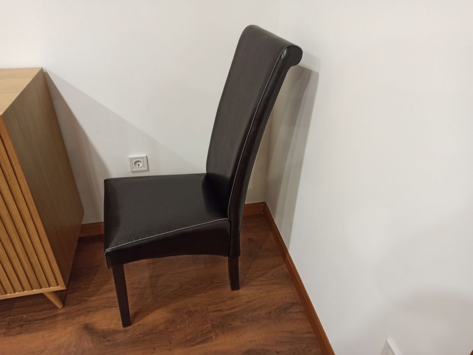 Mesa sala madeira 2,60m + cadeiras pele