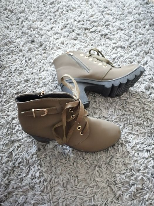 Botas com atacadores