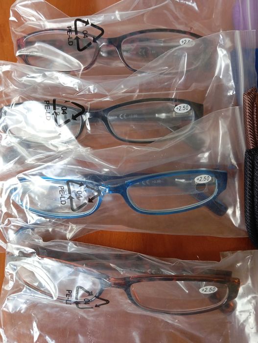Zestaw okularów 2,5 4 sztuki, różne kolory..