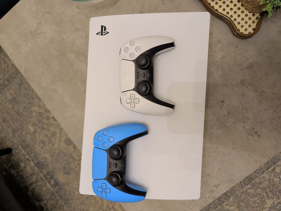 Konsola PS5 + 2 pady DualSense