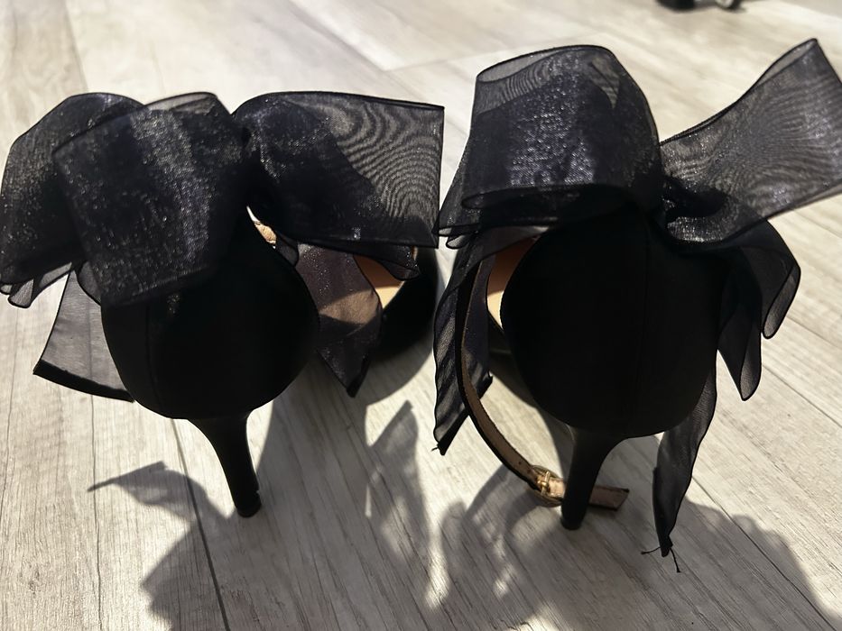 Czarne buty na obcasie