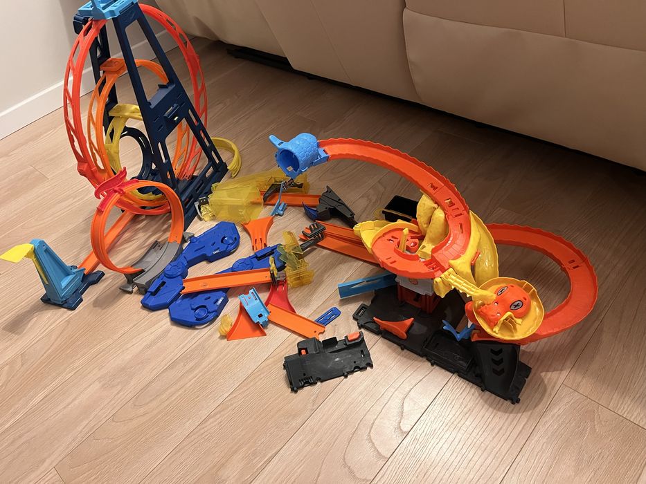 Dwa niekompletne zestawy hot wheels