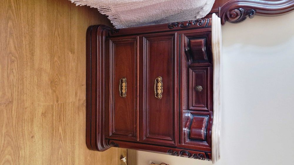 Mobília de quarto em madeira maciça de cerejeira em muito bom estado