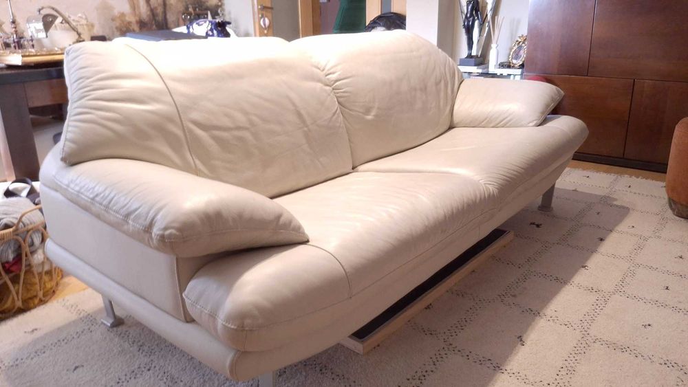 Sofá em pele cinza claro