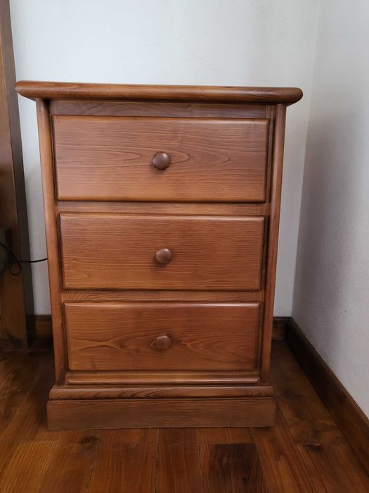 Duas mesinhas de cabeceira