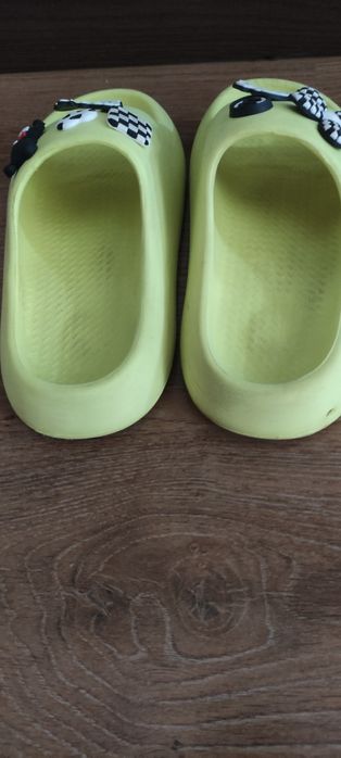 Летние яркие шлепки