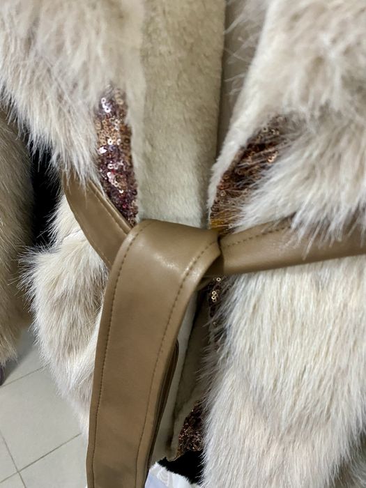 Casaco c/ pêlo e lantejoulas (L/XL) - novo