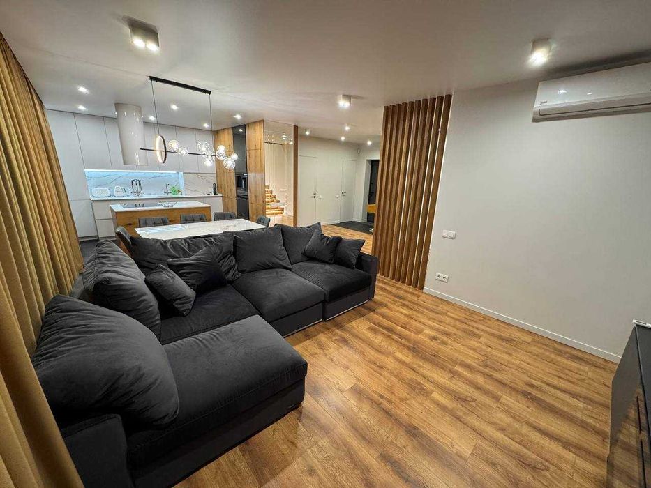 Продаж дворівневої квартири в самому ЦЕНТРІ з авторським ремонтом