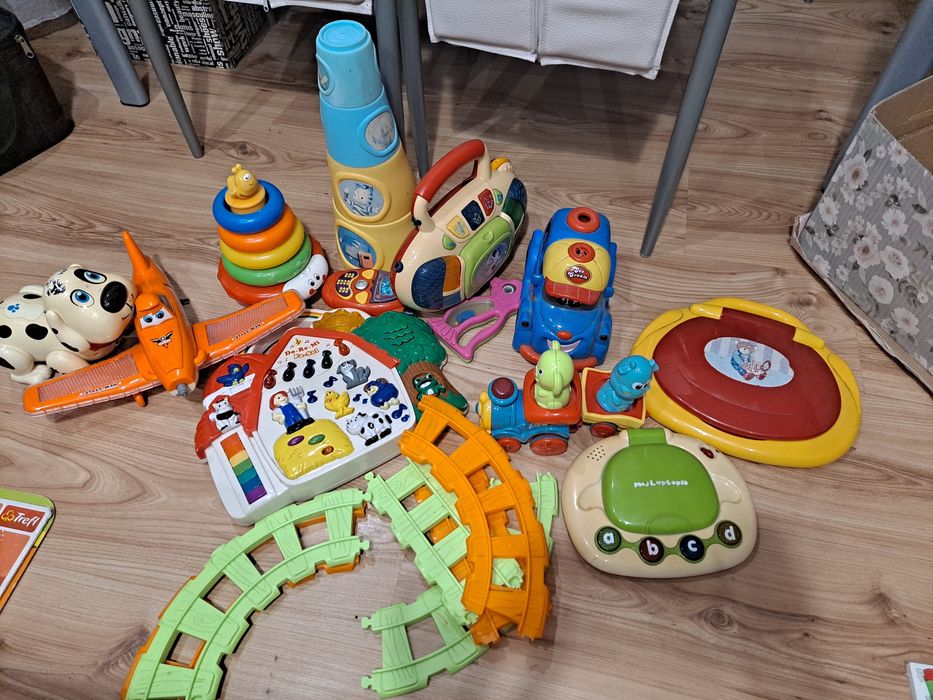 Zestaw zabawek dla małych dzieci piramidka krzesełko laptop ciuchcia