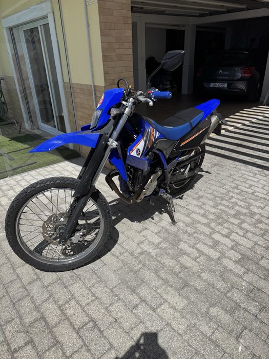 Mota Yamaha WR 125R de garagem
