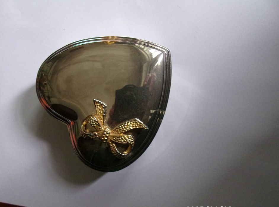 Caixa de joias em forma de coração em metal