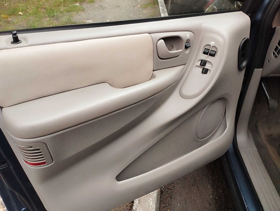 Chrysler Grand Voyager 3.3 v6 AT газ бензин автомат минивео 7 мест