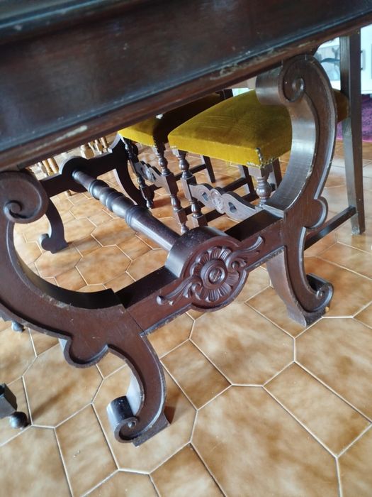 Mesa de sala e cadeiras