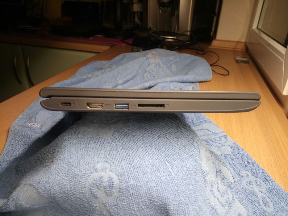 lenovo 300e,11,6" ram 4gb,dysk 32 gb,4 rdzenie x2,1ghz,ładowarka-usb c