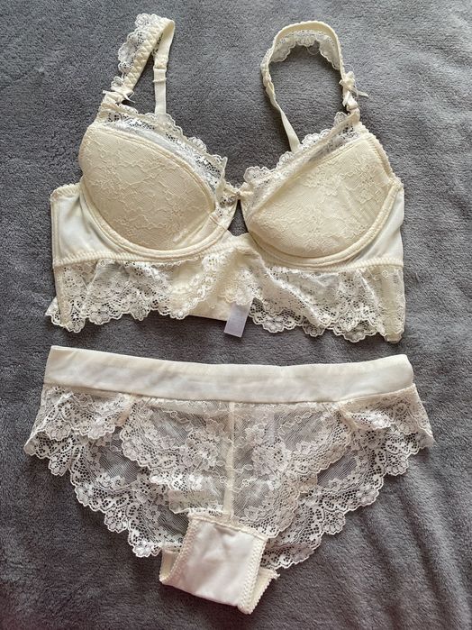 Набір білизни молочно-жовтого кольору.