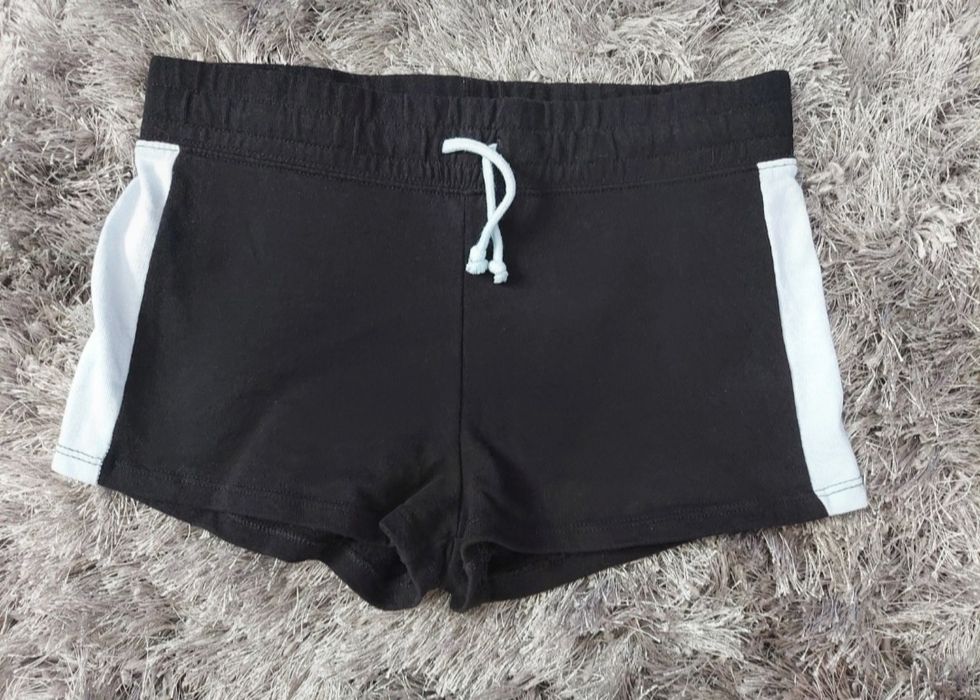 Czarne spodenki z paskami po bokach