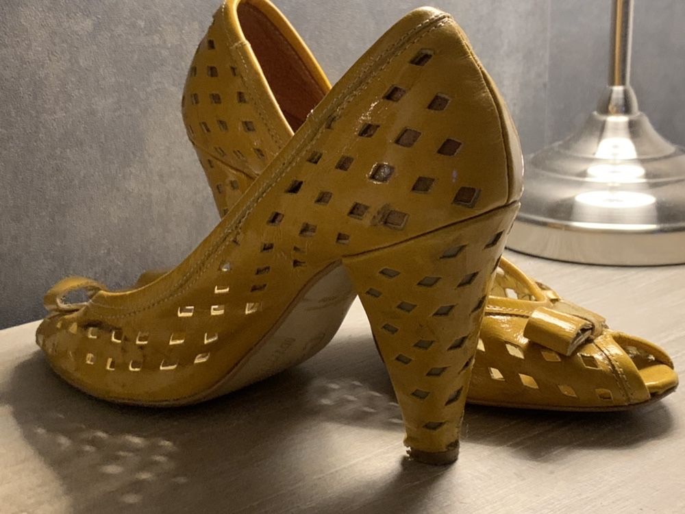 Sapatos de Salto Amarelo Torrado Fernão Ferro • OLX Portugal