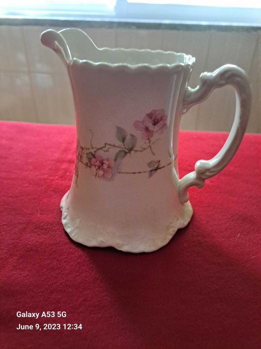 Peças em porcelana (porta joias, máscara de Veneza, potes, terrina)