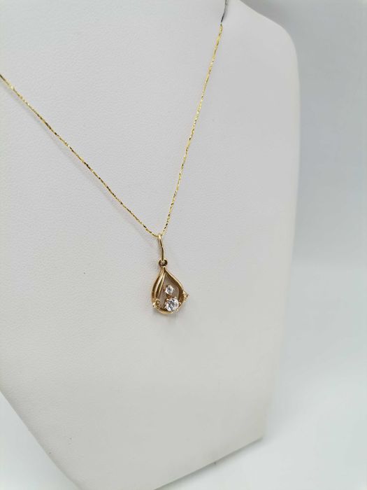 Złota zawieszka z cyrkoniami.