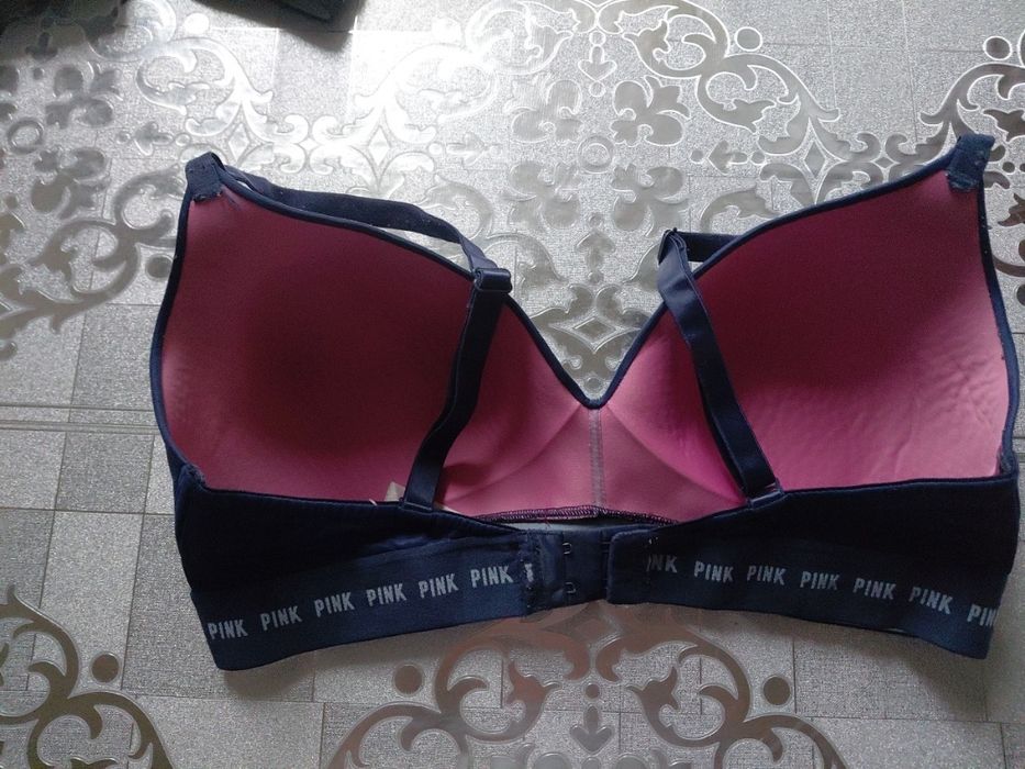 Спортивний бюстгальтер із колекції pink від victoria's secret.