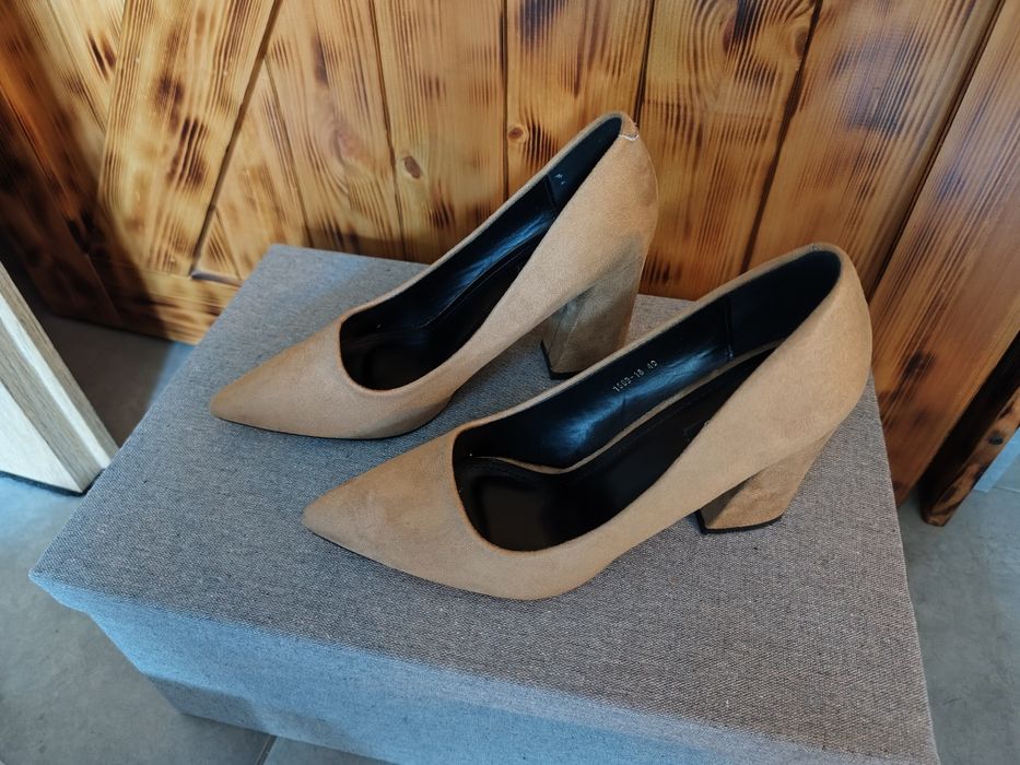 Eleganckie zamszowe buty na słupku