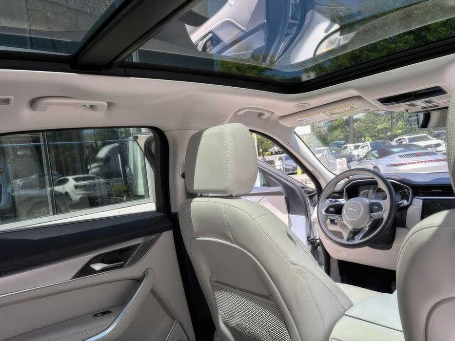 Jaguar F-Pace      2022