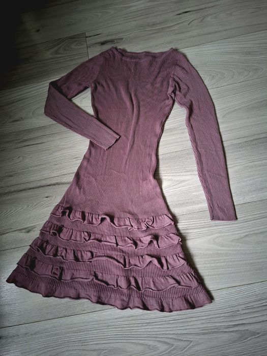 Prążkowana liliowa sukienka sweterkowa 34