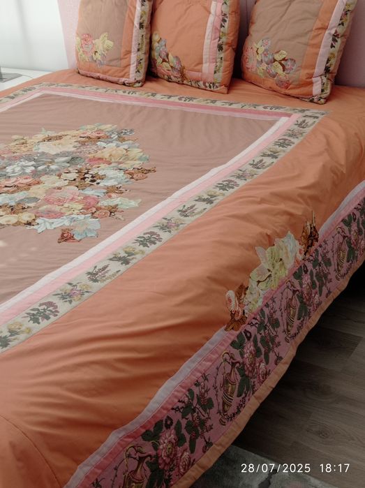 Colcha  de casal feita em  arte aplicada com três almofadas ork nova