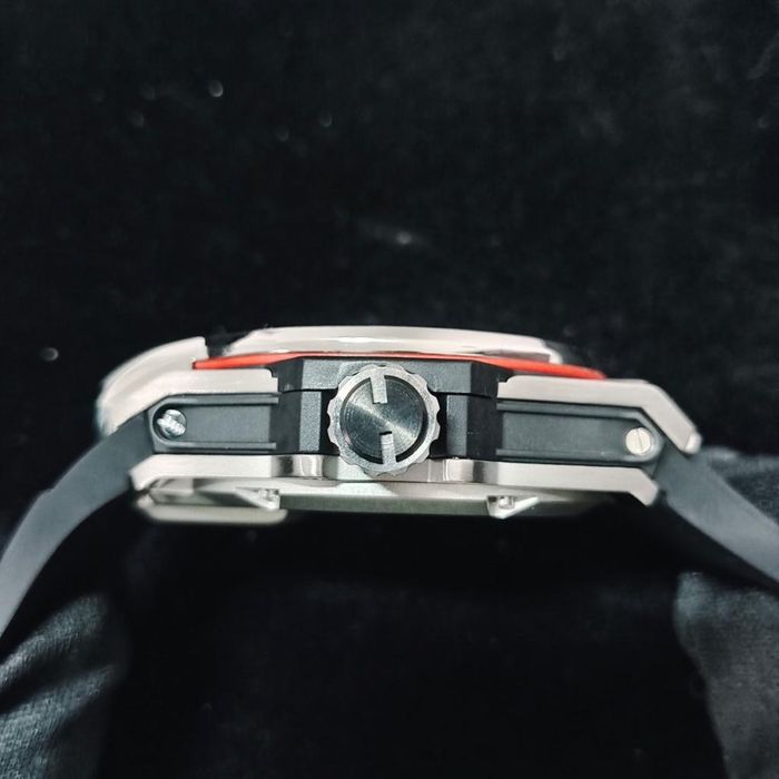 nowy elegancki zegarek analogowy