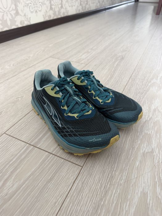 бігові кросівки asics altra