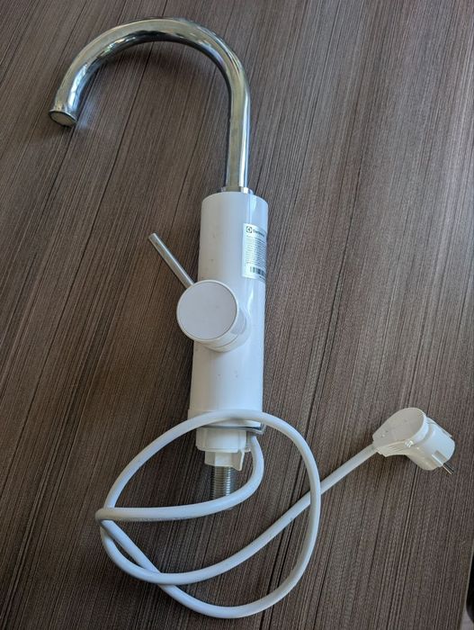 Електричний водонагрівач-кран ELECTROLUX