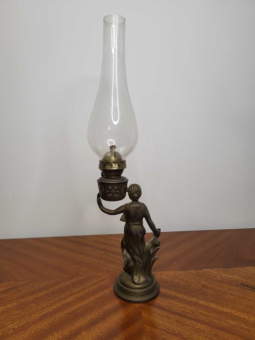 Stara lampa naftowa, sygnowana