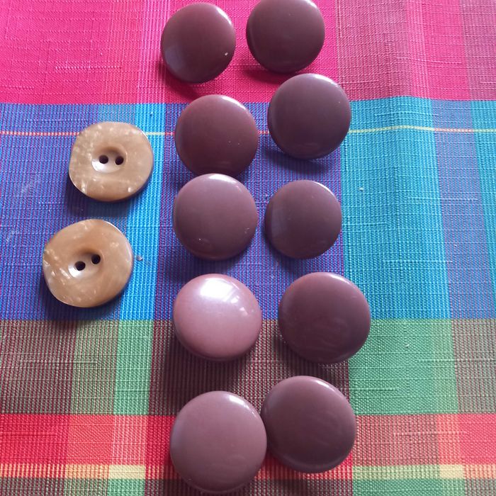 Guziki brazowe różne