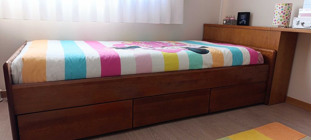 Cama solteiro e secretária